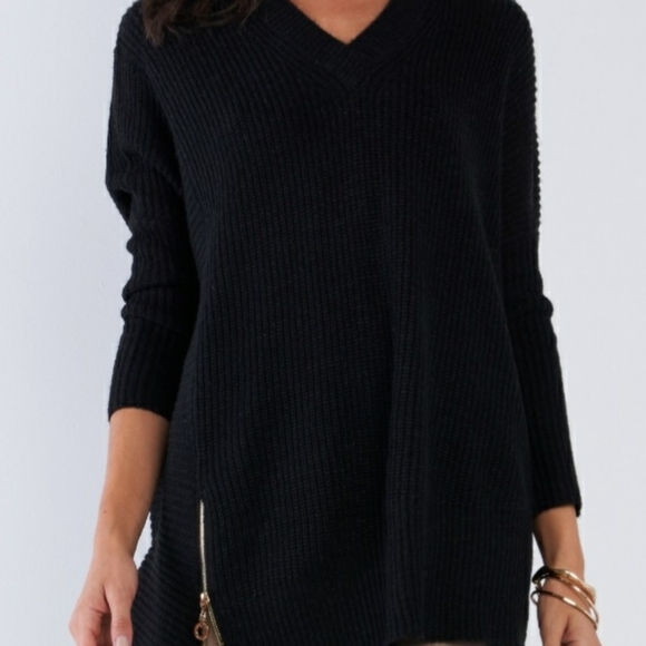 unbrand Sweaters - NWT Black Oversized Gold Zipper Sweater